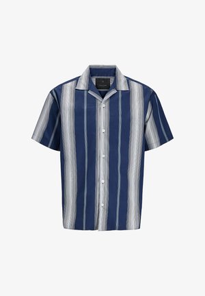 Chemise à manches courtes avec un bouton, présentant des rayures verticales bleu marine et blanches, un col pointu et une coupe décontractée. Texture de tissu lisse.