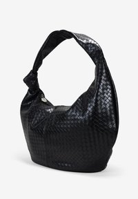 Bolso de hombro de cuero trenzado negro con un asa retorcida. Presenta un perfil suave y curvado, además de un acento metálico. Textura suave.