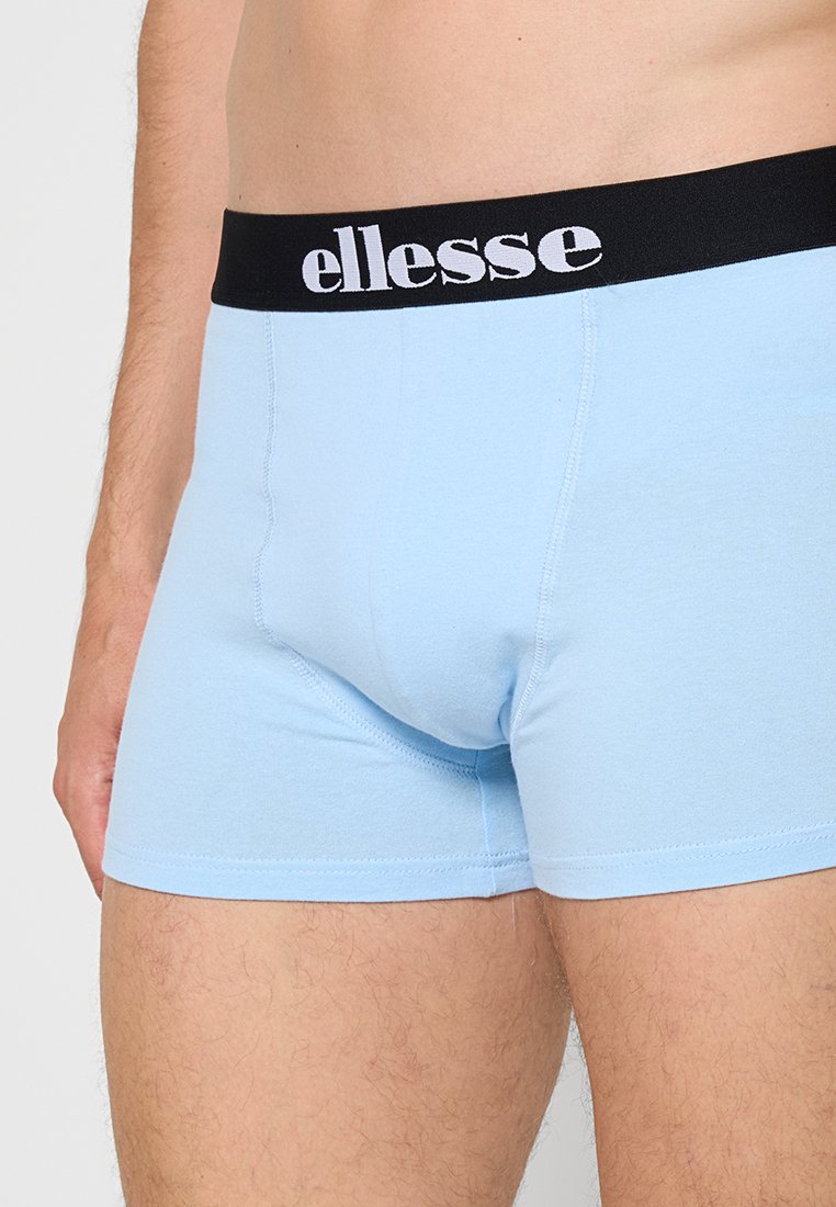 Jasnoniebieskie bokserki wykonane z miękkiej bawełny, z czarnym elastycznym pasem w talii z białym logo "ellesse" i przeszyciami.