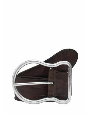 Cinturón de cuero marrón con una hebilla de metal plateado sobredimensionada y curvada de forma única, enrollado sobre un fondo blanco.