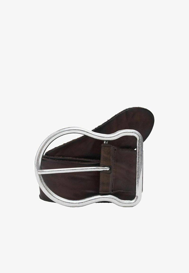 Ceinture en cuir marron avec une boucle en métal argenté surdimensionnée et courbée de manière unique, enroulée sur un fond blanc.