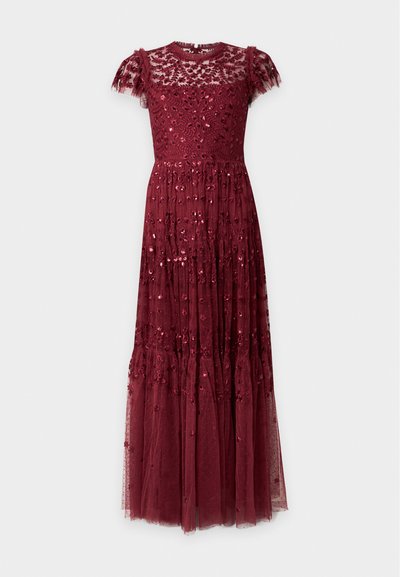 Robe bordeaux longue jusqu'au sol avec manches courtes transparentes, dentelle florale détaillée et ornements en sequins sur le corsage et la jupe.