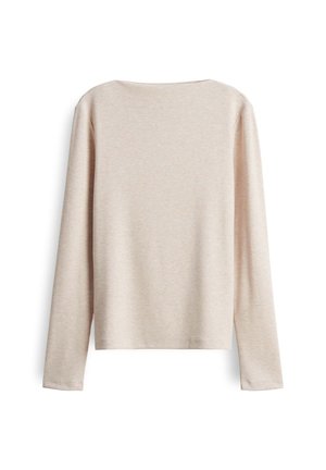 Langsleeve trui in lichtbeige, met een ontspannen pasvorm, geribbelde textuur en een brede ronde hals. Achteraan is een minimalistisch ontwerp zichtbaar.