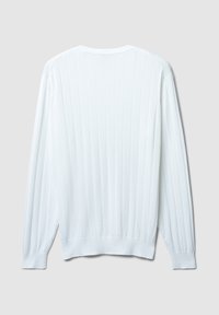 Weißer gerippter Pullover mit langen Ärmeln und rundem Ausschnitt. Die Textur ist glatt und der Stoff wirkt leicht.