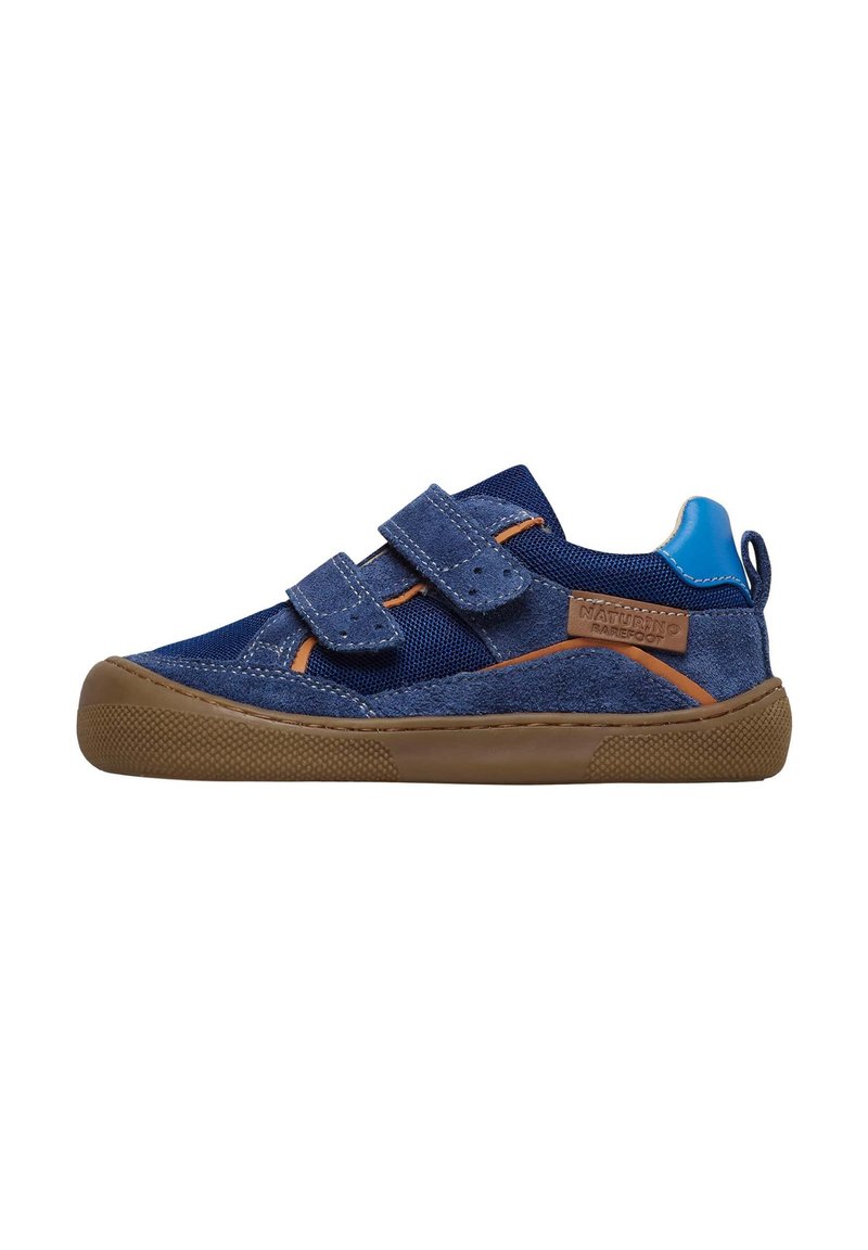 Marineblauwe kinderschoen van suede en mesh materialen, met dubbele klittenbandsluitingen, bruine rubberen zool en een lichtblauw accent op de hiel.
