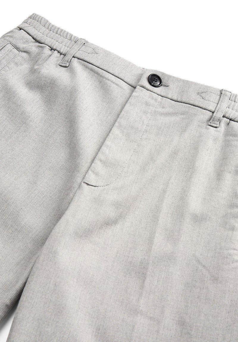 Helle graue Hose mit subtilen Karos, elastischem Bund, Knopfverschluss, Gürtelschlaufen und Fronttaschen.