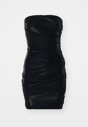 Vestido negro sin mangas con un diseño ajustado, hecho de una tela suave y brillante. Presenta textura fruncida y detalles arrugados en toda su superficie.