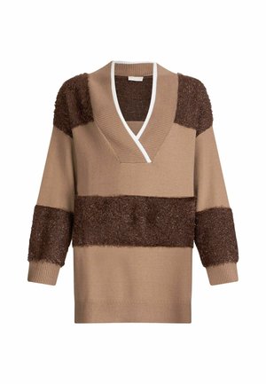 Maglione beige a maglia con strisce marroni morbide, scollatura a V profonda e maniche tre quarti con finitura testurizzata e bordi bianchi a contrasto.