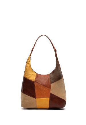 Sac à épaule en cuir patchwork aux nuances de brun, beige et jaune moutarde avec une sangle unique et un dessus arrondi.