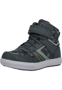 Zapatillas altas en verde oscuro con patrón de camuflaje, parte superior de material sintético, detalles en dorado, cuello acolchado y suela de goma blanca. Cierre con velcro y cordones.