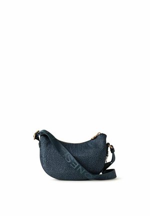 Sac bandoulière bleu foncé texturé en forme de croissant avec une bandoulière réglable et une fermeture éclair dorée.