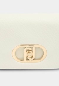 Clutch in pelle bianca textured con un fermaglio ovale dorato dotato di un dettaglio logo ritagliato e finitura liscia.