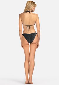 Czarny zestaw bikini z topem na halter i związanym z tyłu, charakteryzujący się bezszwowym designem oraz marszczeniami na dolnej części bikini.