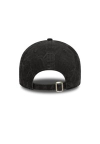 Μαύρο καπέλο με καμπύλη γείσο, κατασκευασμένο από υφασμάτινη υφή, με ρυθμιζόμενο λουράκι και μεταλλική αγκράφα στο πίσω μέρος για προσαρμογή μεγέθους.