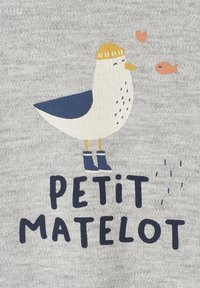 Gray fabric features a cartoon seagull with a yellow beanie and blue boots, accompanied by small fish and hearts above the text "PETIT MATELOT."