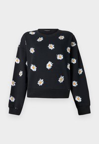 Sudadera negra de manga larga con estampados de margaritas blancas y amarillas distribuidas por la parte delantera y las mangas.