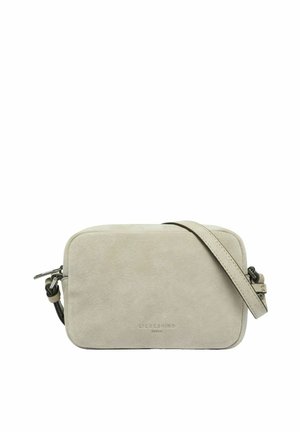 Bolso pequeño beige de ante cruzado con correa ajustable y cierre de cremallera, con marca en relieve en el centro delantero.