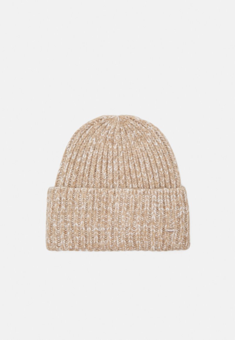 Beżowy i biały dzianinowy wełniany kapelusz beanie z prążkowanym wzorem i złożonym mankietem, wyeksponowany na białym tle.