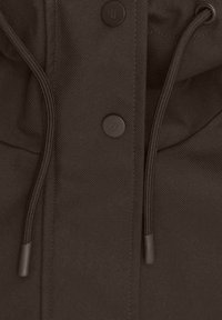 Brązowa odzież wierzchnia z textured tkaniną, dwoma okrągłymi guzikami i regulowanymi sznurkami. Prosty design o minimalistycznej estetyce.