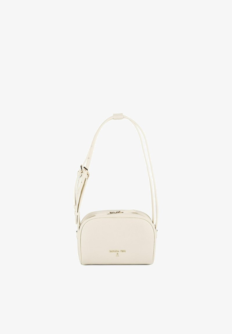Sac bandoulière rectangulaire couleur crème avec sangle ajustable et logo doré sur le devant, fermeture zippée sur le dessus.