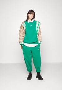 Nike Sportswear CREW - Camisola - malachite/sail
