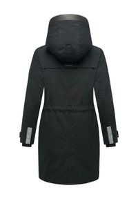 Zwarte waterdichte jas met capuchon, taille die kan worden aangespannen en reflecterende accenten op de mouwen. Heeft een gladde textuur en een minimalistisch ontwerp.