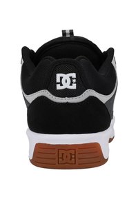 Adidași negri și gri din materiale de velur și plasă, cu un logo alb, accente contrastante și o talpă din cauciuc cu nervuri.