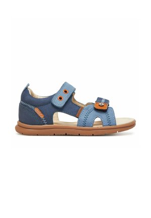 Kinderblaue Ledersandale mit zwei verstellbaren Klettverschlüssen und hellbrauner Gummisohle, mit oranger Naht und dekorativer Schnalle.