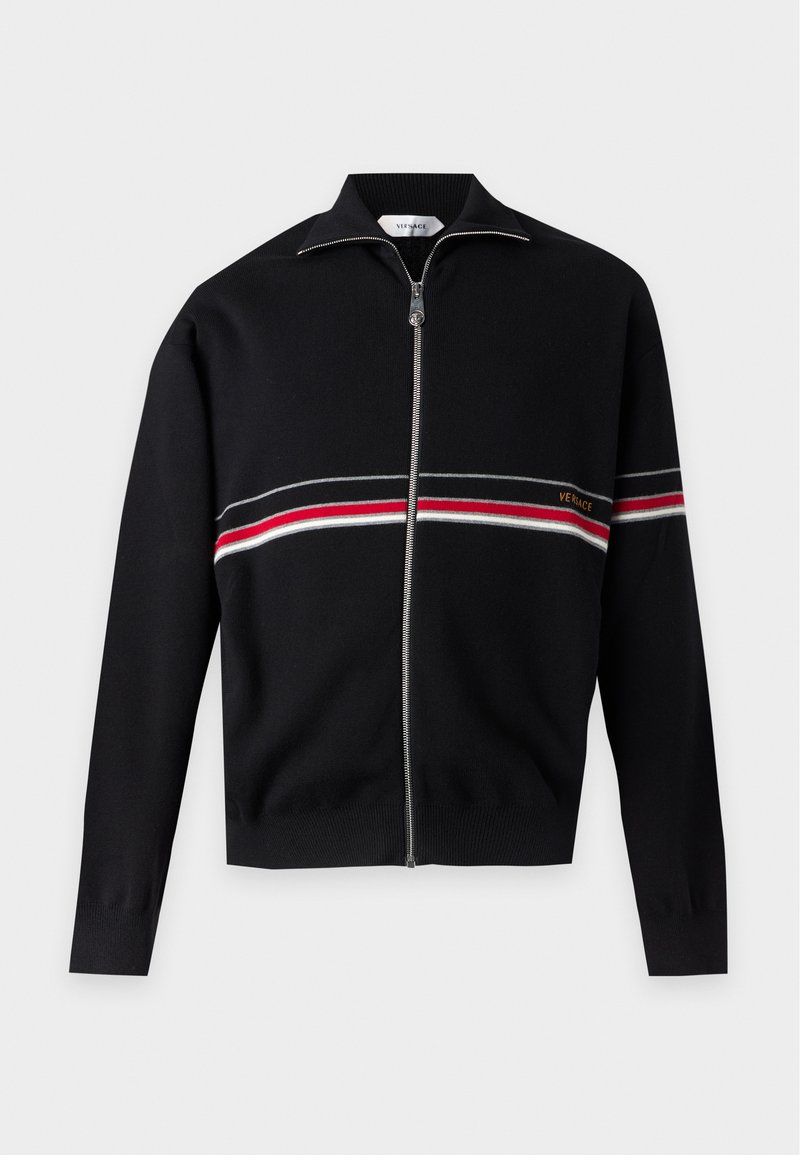Pull noir zippé avec des rayures horizontales rouges, blanches et grises sur la poitrine et les manches, avec un petit logo Versace sur le côté droit.