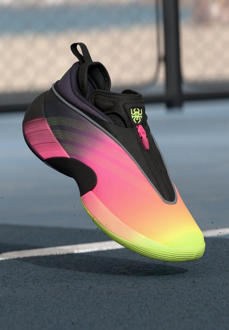Sneaker con gradiente nero e rosa, con una parte superiore testurizzata, dettagli neon giallo e chiusura con zip. Suola leggera con motivo antiscivolo.
