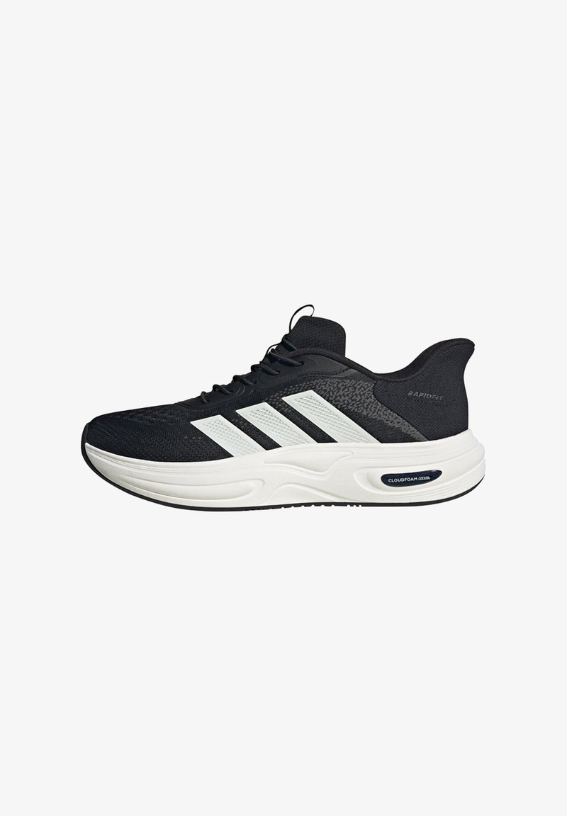 Chaussure de course athlétique noire et blanche avec trois bandes blanches, semelle blanche rembourrée étiquetée « Cloudfoam » et lacets noirs.