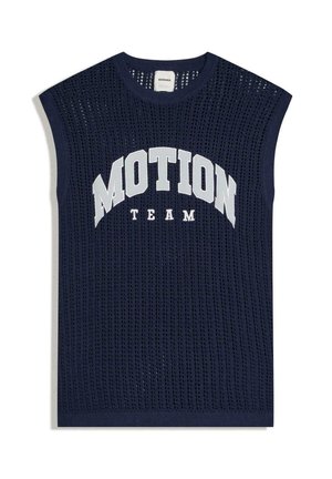 Marineblaue ärmellose Strickweste mit perforiertem Muster und weißem Schriftzug „MOTION TEAM“ auf der Brust.