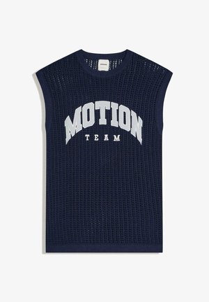 Granatowy, bezrękawnik dziany z perforowanym wzorem i białym napisem „MOTION TEAM” na piersi.