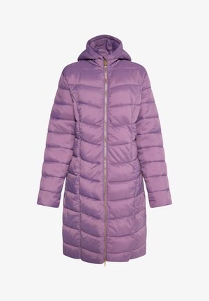 Długi puszysty płaszcz w jasnoliliowym kolorze, z kapturem, pionowym wzorem przeszyć oraz złotym zamkiem błyskawicznym z przodu. Gładka zewnętrzna tekstura.