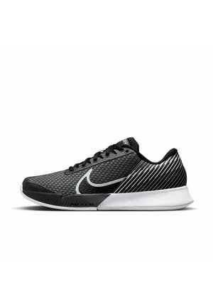 Chaussure de course Nike Air Zoom noire et grise avec semelle blanche et logo swoosh blanc, avec tige en mesh et design rayé au talon.