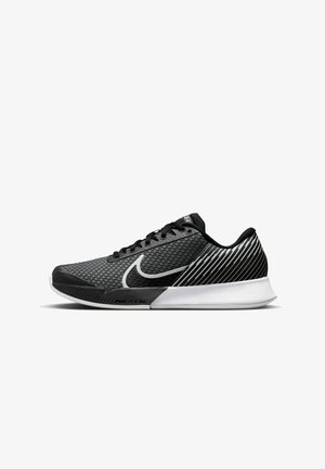 Zapatilla de correr Nike Air Zoom negra y gris con suela blanca y logo swoosh blanco, con parte superior de malla y diseño de talón a rayas.