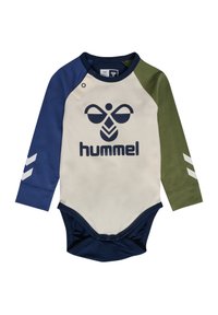 Långärmad bodysuit i kräm, marinblå och olivgrön. Har en stor marinblå "hummel"-logga och vita chevron-accenter på ärmarna. Tillverkas av en bomullsmix.