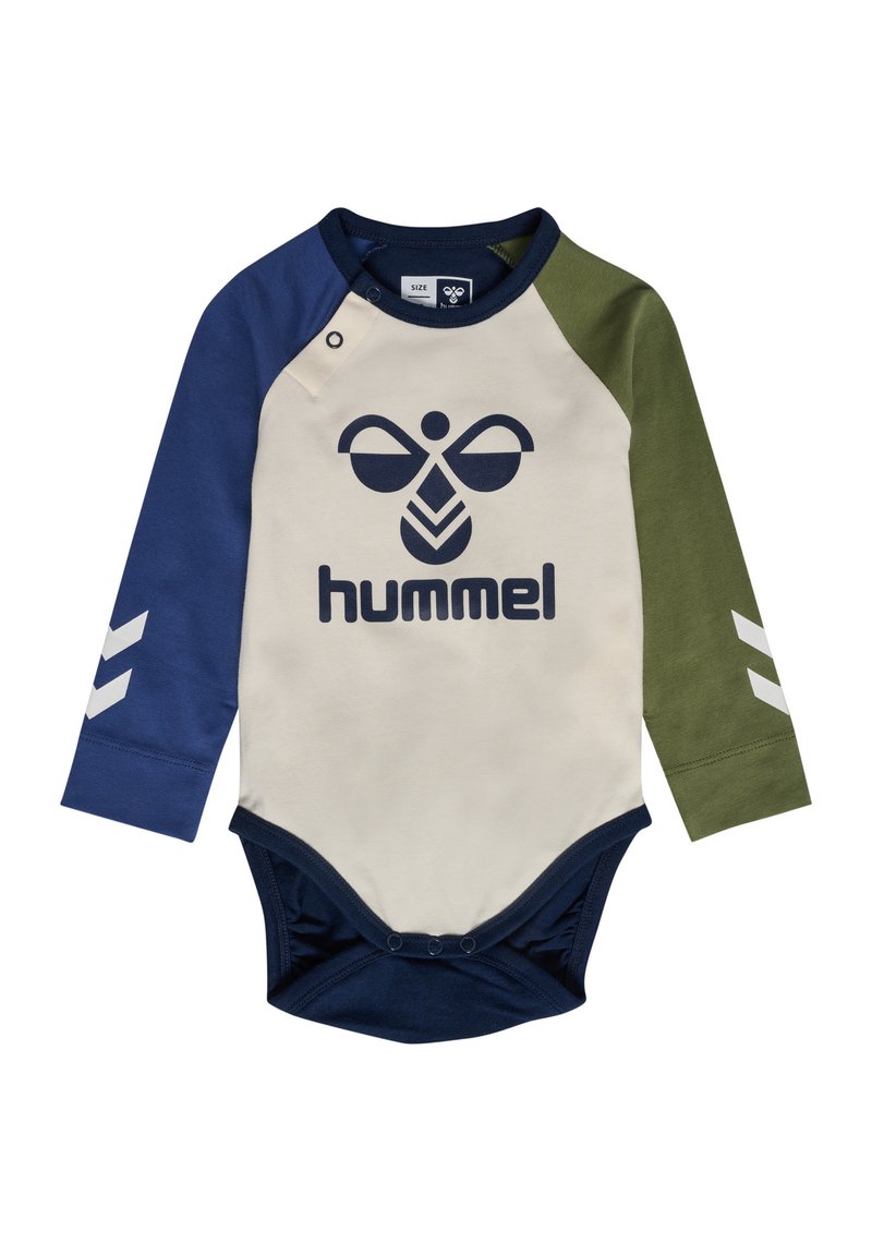Långärmad bodysuit i kräm, marinblå och olivgrön. Har en stor marinblå "hummel"-logga och vita chevron-accenter på ärmarna. Tillverkas av en bomullsmix.