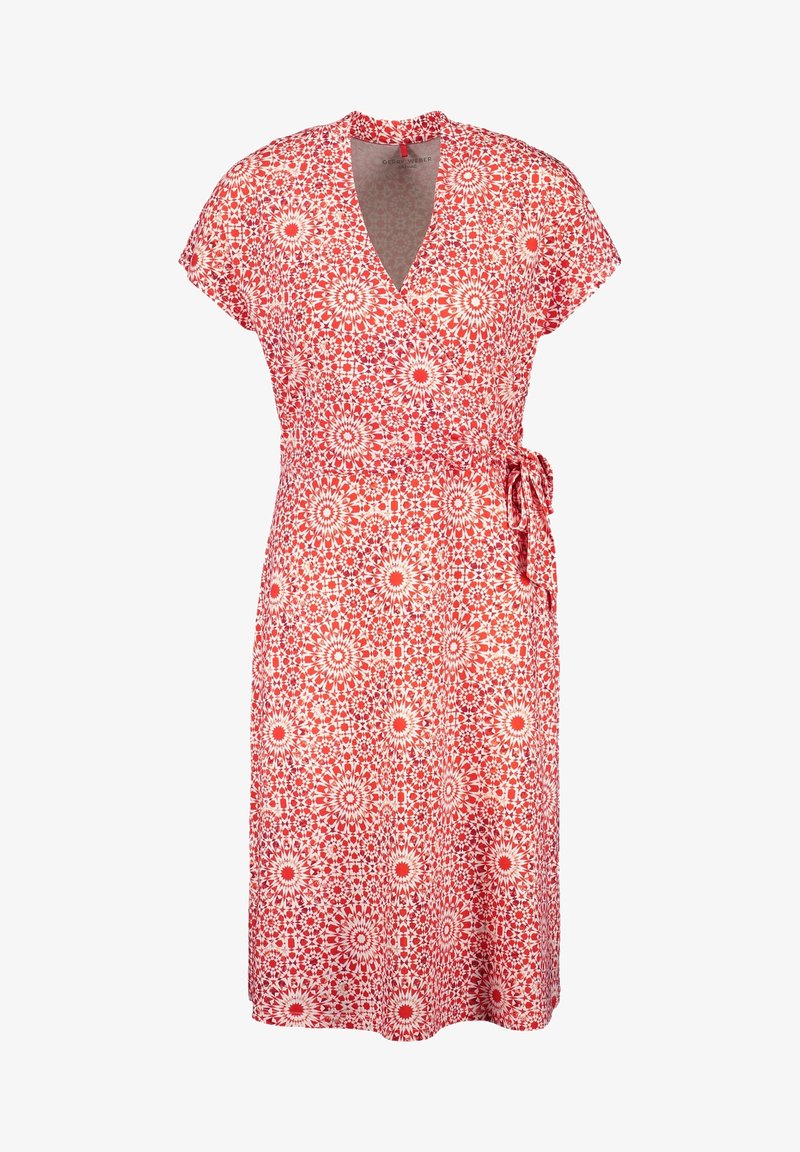Robe portefeuille rouge à manches courtes avec motif floral géométrique blanc et orange et nouage latéral à la taille.