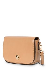 Bolso de hombro de cuero marrón claro con forma rectangular, cierre de solapa, herrajes dorados y correa desmontable. Textura suave con detalles de diseño mínimos.