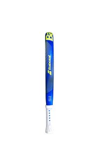 Babolat baseballbat med et blåt og gult design, der har et tekstureret greb i hvidt. Fadret er glat med skrå striber.