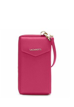 Cartera rosa de cuero texturizado con cierre de cremallera, bolsillo frontal con solapa, herrajes dorados y correa para la muñeca, con la marca Lazarotti en letras doradas.