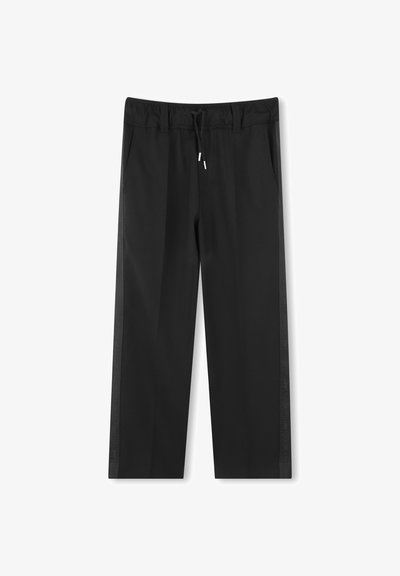 Zwarte sportbroek met een trekkoord in de taille, twee zijzakken en textuurpanelen aan de zijkanten. Glad materiaal en een losse, rechte pasvorm.