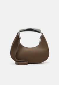 Brązowa skórzana torebka o charakterystycznym zaokrąglonym kształcie, srebrna rączka i regulowany pasek. Gładka faktura z minimalnymi detalami.