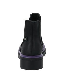 Svart läderankelboot med en stilren design, med en lila sula och en knappdetalj på sidan. Strukturerad yta, tvättbart material.
