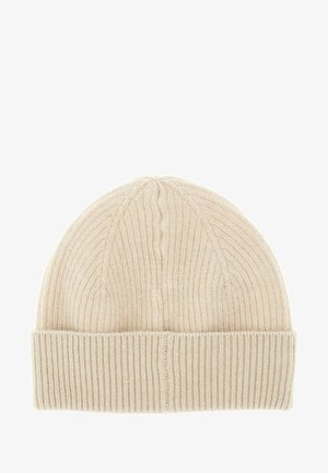 Gorro de punto en beige claro, con textura acanalada, un puño doblado y un diseño de parte superior sin costuras. Fabricado con material suave y cálido.