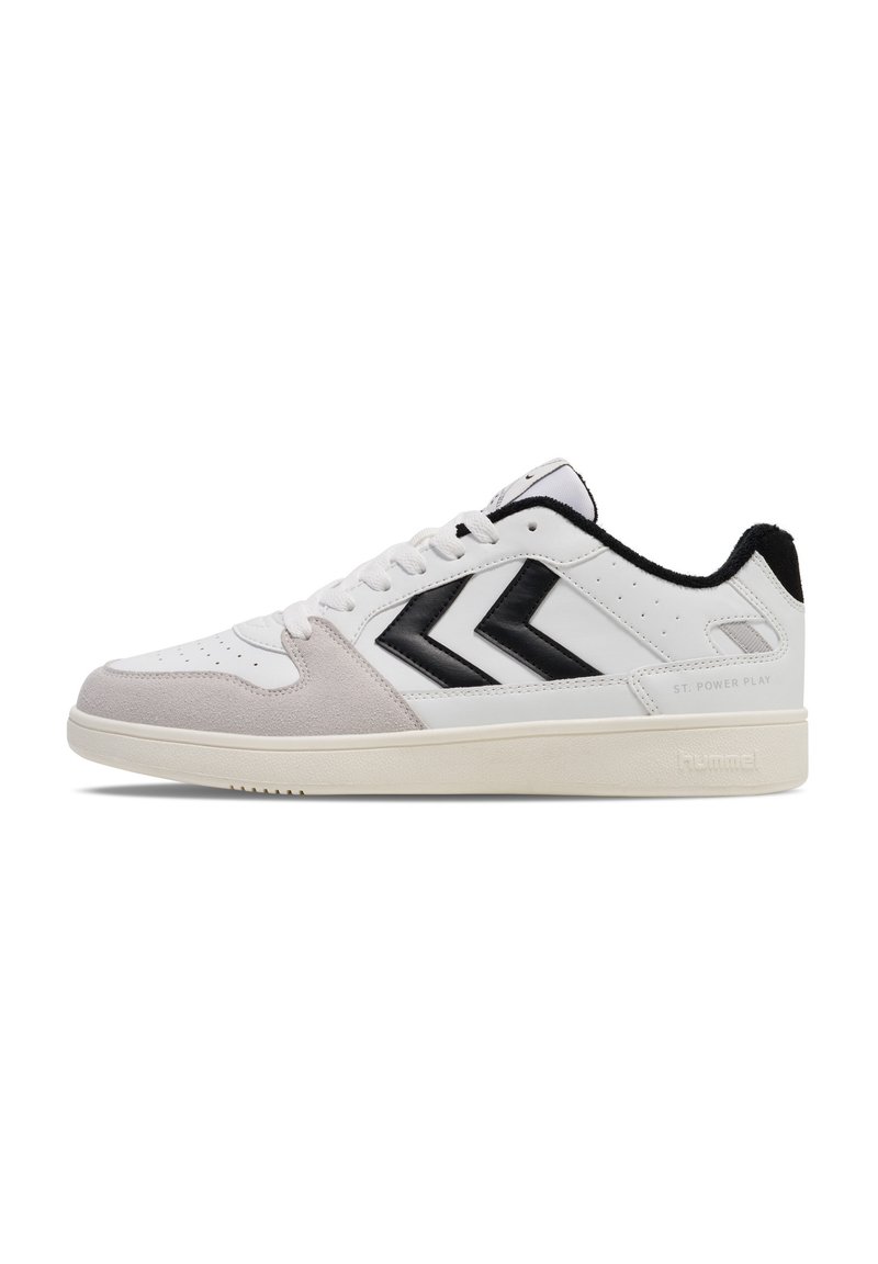 Witte en grijze sneaker met een suède neuspunt, zwarte accenten, een getextureerde tussenzool en een kenmerkend chevronlogo aan de zijkant.