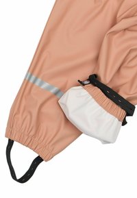 Manche de veste de pluie rose imperméable avec bande réfléchissante grise et poignet élastique blanc. Dispose d'un cordon noir réglable et d'une bande élastique.