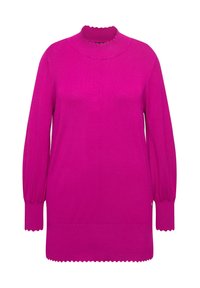 Fuchsia gestrickter Pullover mit einem hohen, gewellten Kragen, langen Ärmeln mit engen Bündchen und einem gewellten Saum. Sauberes Design und weiche Textur.
