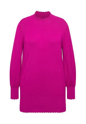 Fuchsia gebreide trui met een hoge, gegolfde halslijn, lange mouwen met aansluitende boorden, en een gegolfde onderkant. Eenvoudig ontwerp en zachte textuur.
